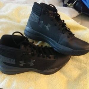 Under Armour - size 5.5Y